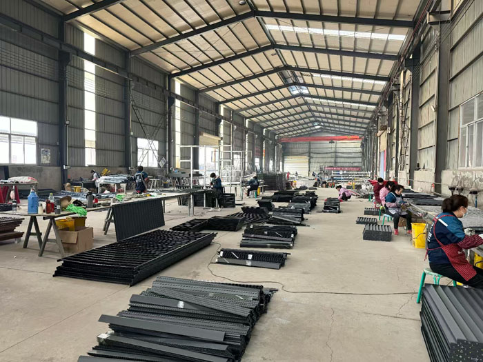 百葉窗護(hù)欄車間.jpg 百葉窗護(hù)欄車間.jpg